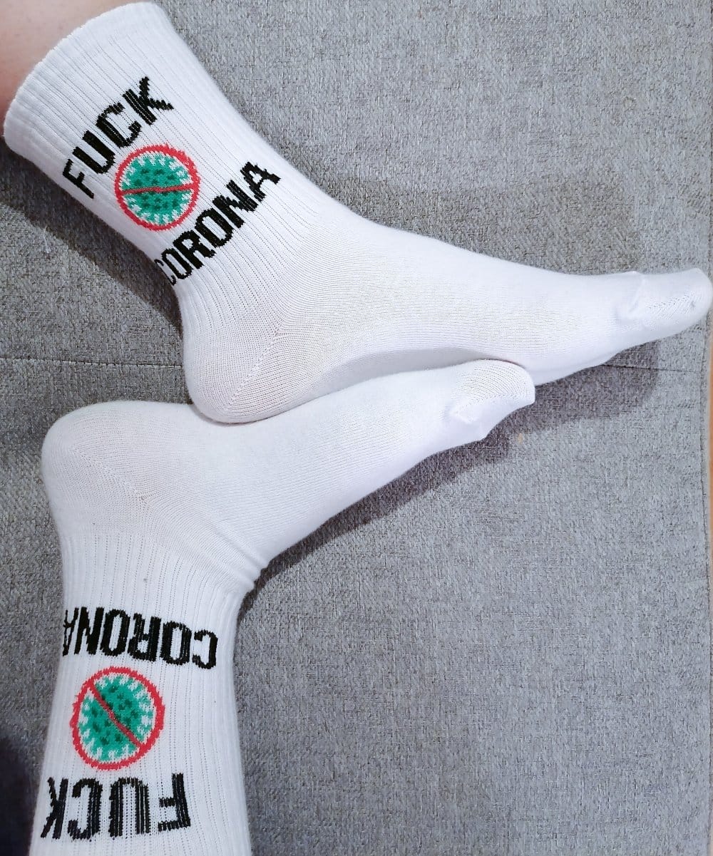 calcetines blancos con letras negras Fuck Corona y estampado verde con rojo sobre covid-19