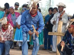 imagen de hombres yaqui de so nora danzando con instrumentos de madera en la mano