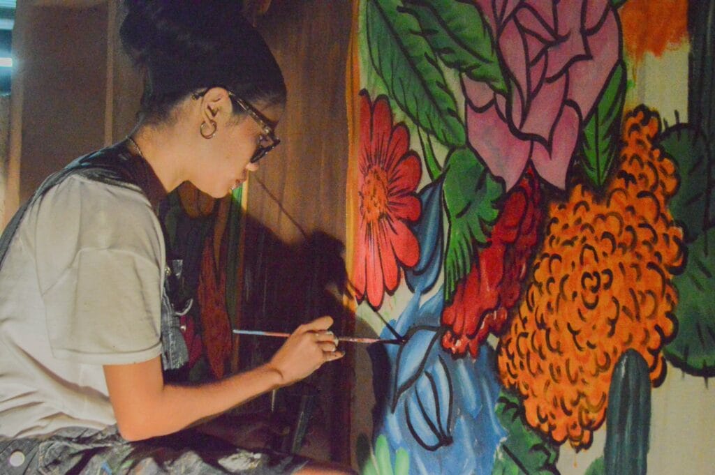 Artista Misue Uehara pintando de lado