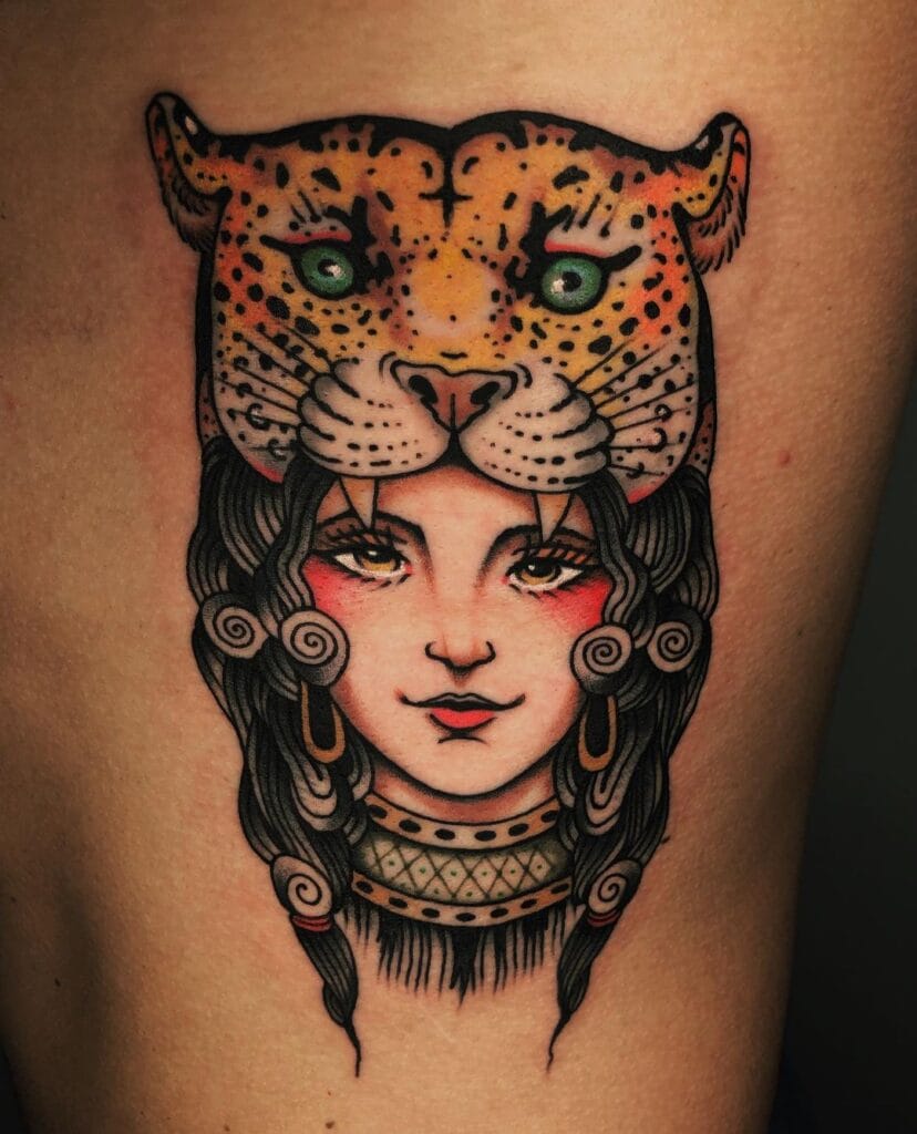 Mujer con cabeza de puma color amarillo con blanco y manchas color negro.