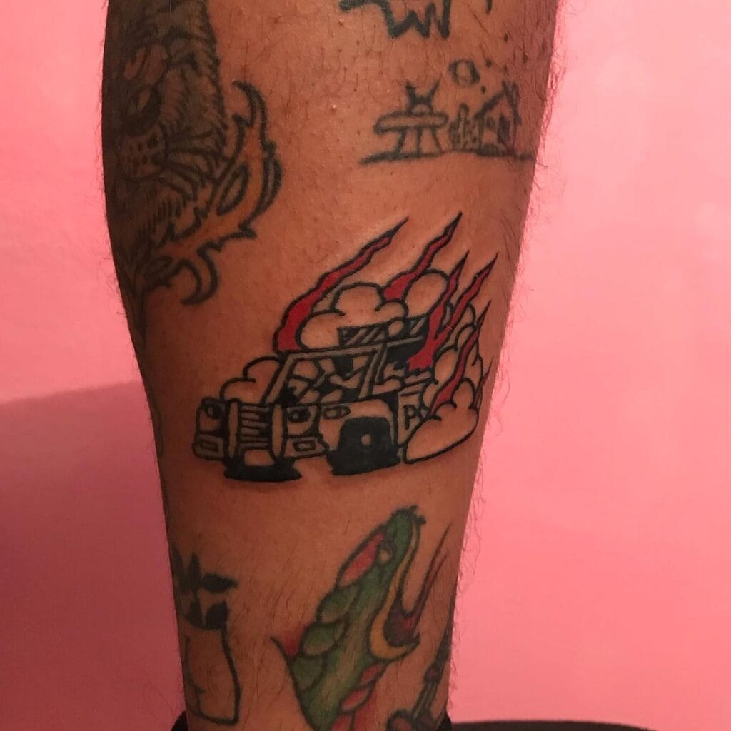 Tatuaje Hermosillo- tatuaje de patrulla dibujo con tinta color negro, de la patrulla sale fuego color rojo.