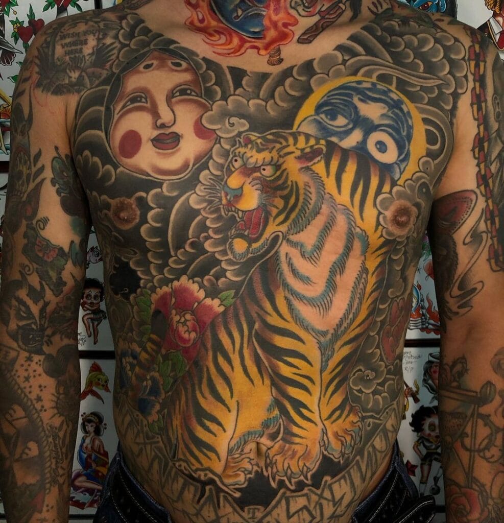 Pecho con tatuaje gigante estilo japones. En medio hay un tigre color amarillo con lineas negras.