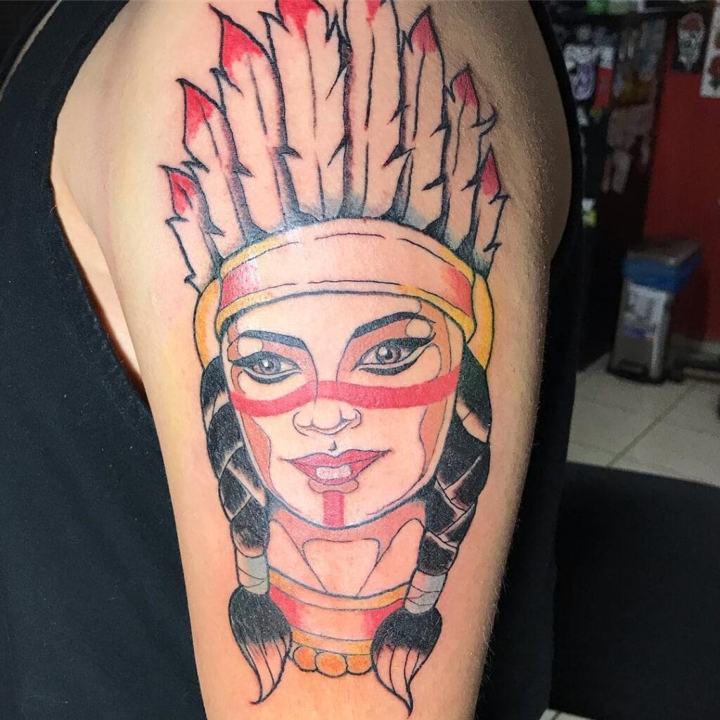 Tatuajes Hermosillo. Tatuaje en el antebrazo izquierdo de una mujer apache; tiene una linea de color rojo en la parte de abajo de los ojos. Tiene un penacho con plumas blancas y en las puntas color rojo.