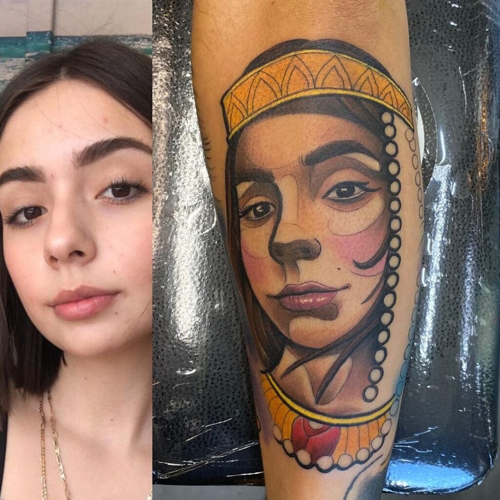 Tatuadores de Hermosillo. Tatuaje de comparacion con la cara real a el tatuaje estilo neotradicional que se encuentra del lado derecho. Es una mujer con una diadema color amarilla estilo egipcia y un collar también color amarillo con una piedra en medio de color roja.