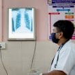 Consulta con doctor, revisando radiografía de pulmones