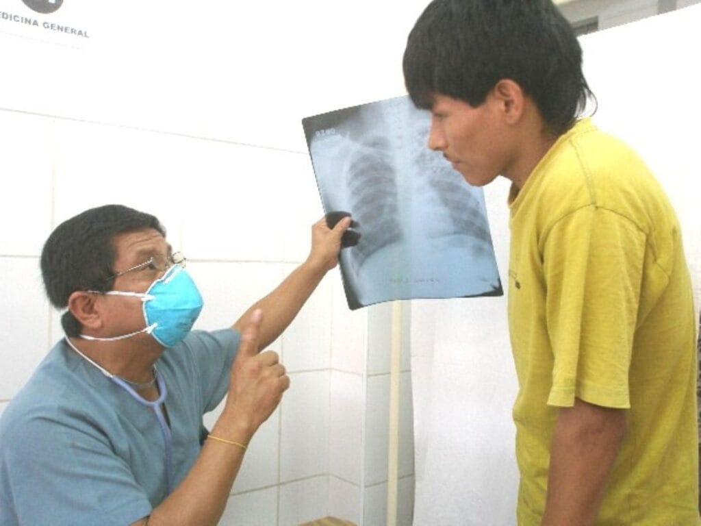 Doctor explicando a paciente en Baja California, su posible caso de tuberculosis.