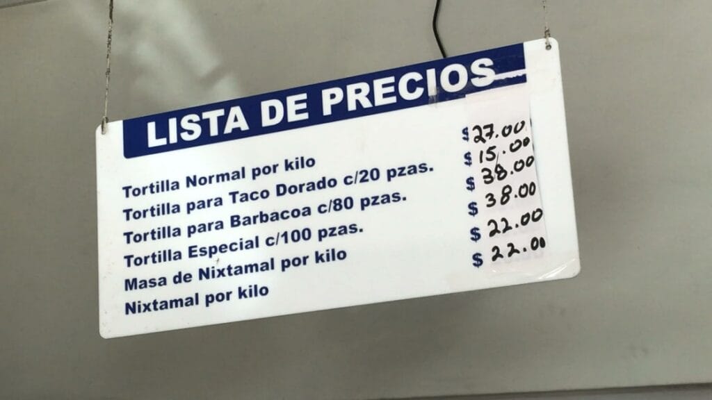 Anuncio de precios de tortilla en tienda.