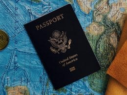fotografía de pasaporte sobre mapa del mundo