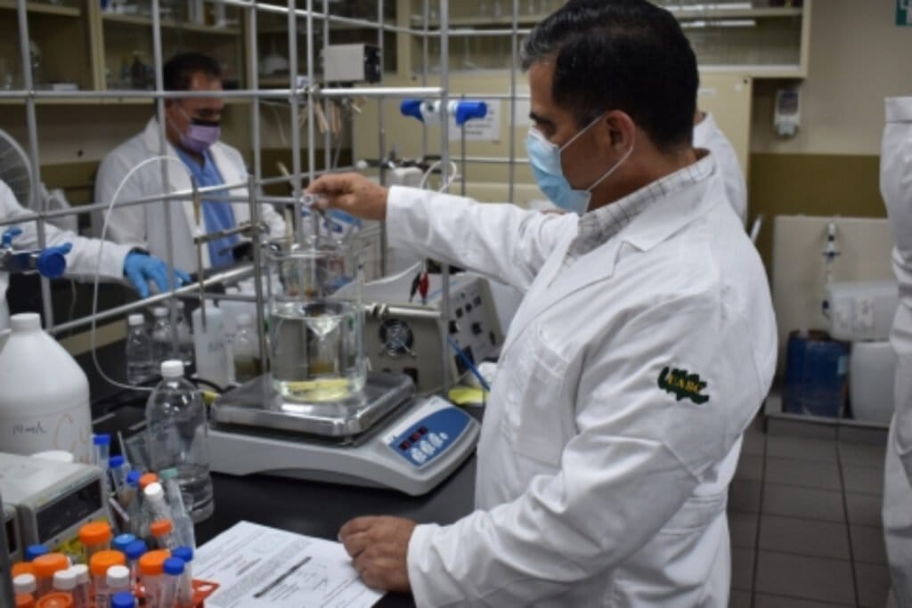 Creando Sanitizante Cimarrón en el laboratorio