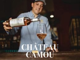 Sirviendo vino Chateau Camou