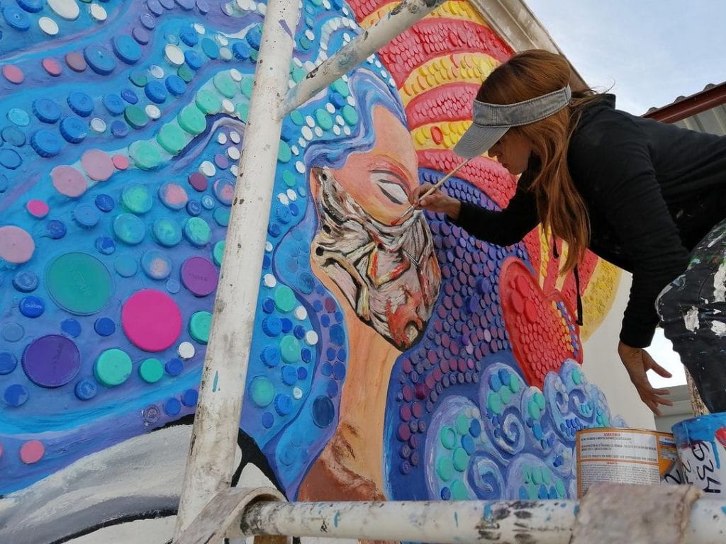 Lucy Aguirre pintando mural