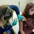 Adolescente recibe vacuna contra COVID-19