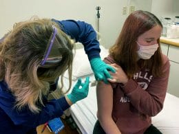 Adolescente recibe vacuna contra COVID-19