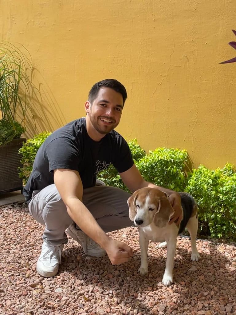 Juan Pablo Coppel con su perrita beagle Daisy. 