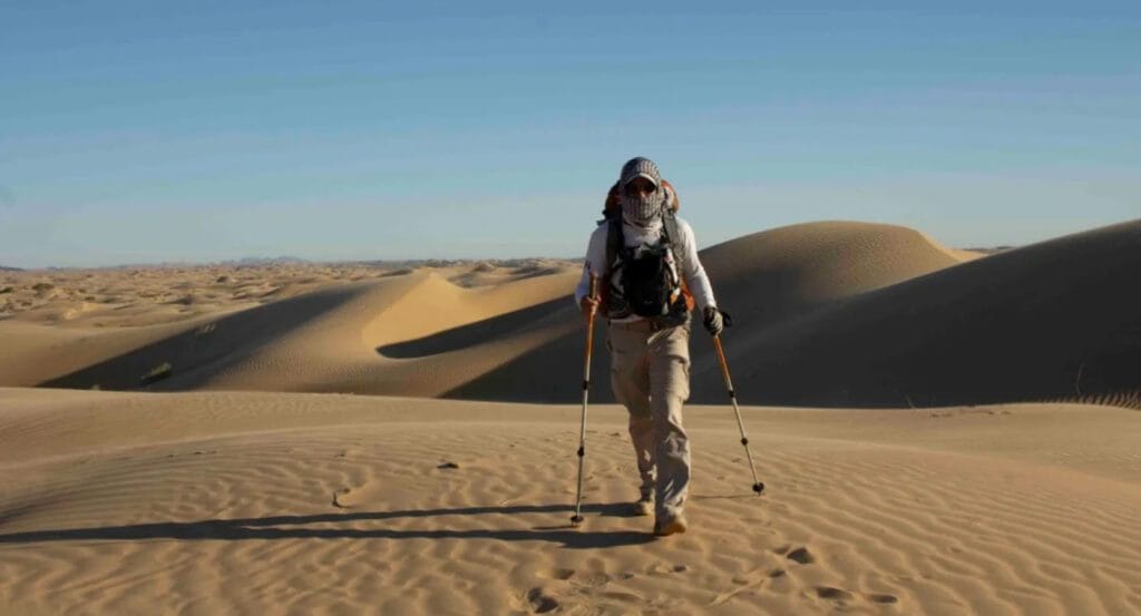 hombre camina sobre dunas Desierto de Sonora