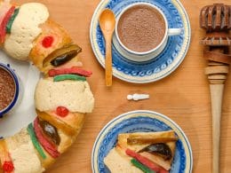 rosca-de-reyes-mexicana-y-chocolate-tradicion-6-de-enero