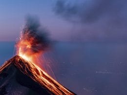 erupcion-de-volcan-composicion-quimica-de-la-lava-reacciones-quimicas-de-los-volcanes-1280x720