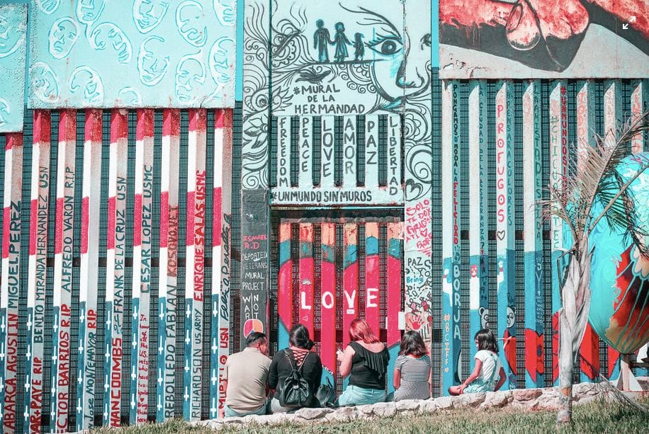 Un mural colorido en la frontera entre Tijuana y San Diego
