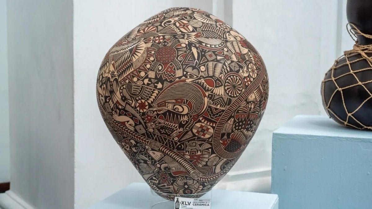 La pieza con la que Gregorio Silveira ganó el concurso de cerámica. Tiene color rojizo, negro y crema. 