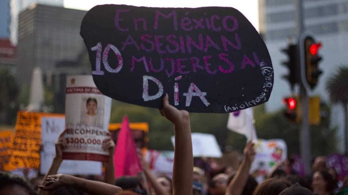 En el contexto de la propuesta de una alerta violeta, se retoma una manifestación en Tijuana. Exponen asesinatos diarios de mujeres.