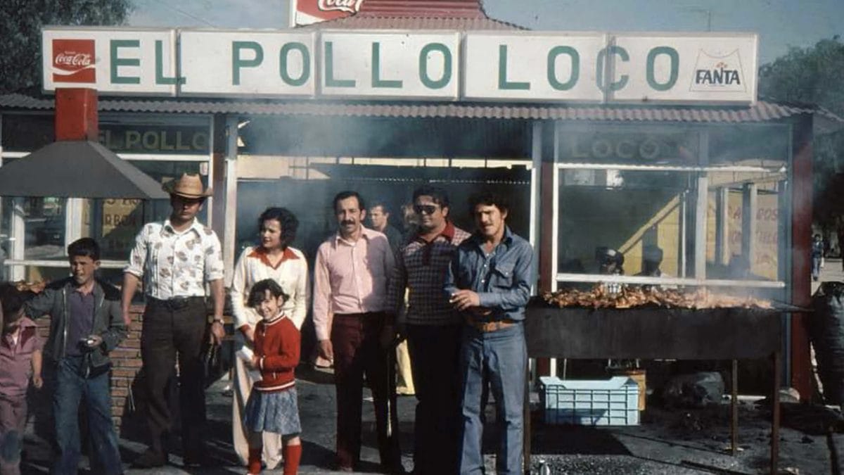 La primera sucursal que abrieron del Pollo Loco en Guasave. Son cuatro hombres, una mujer y dos infancias. Años después comprobaron que el sabor no respeta fronteras y llegaron a Estados Unidos.