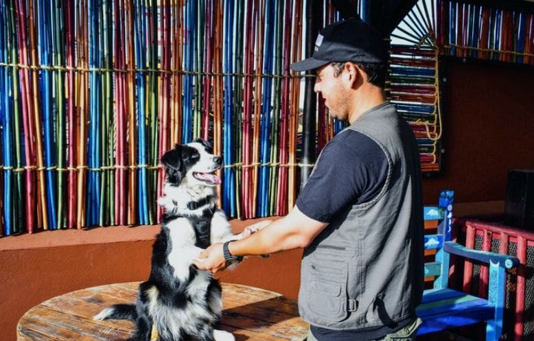 Pedro Silva con un perro en Kupernico.